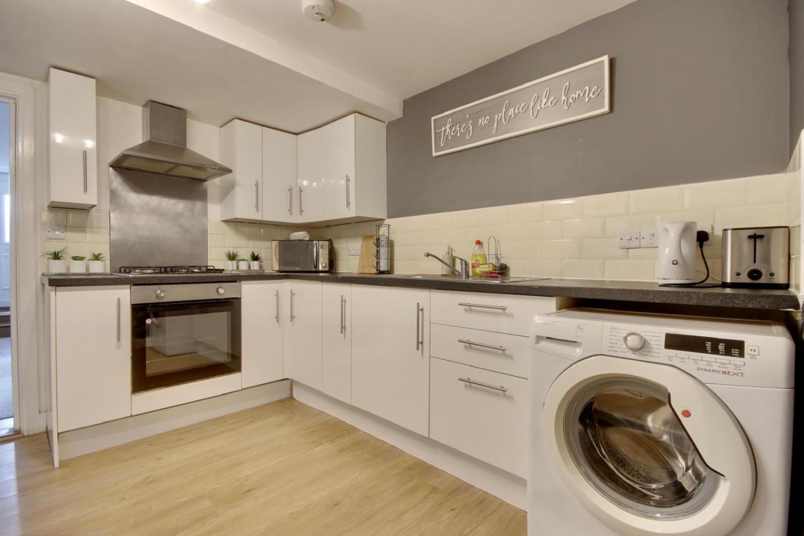 Southsea Getaway Apartment With Pool Table And Hot Tub Portsmouth Eksteriør billede